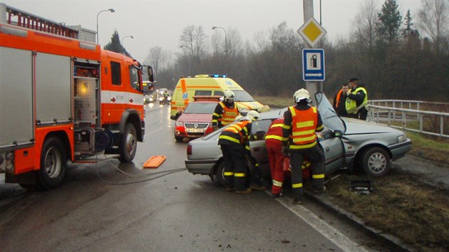 Hasii vyprouj v Orlov idie automobilu Mazda pot, co narazil do sloupu veejnho osvtlen. Zrannho idie museli oetit zchrani.