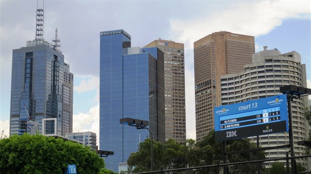 PANORMA MELBOURNE. Za vsledkovou tabul kurtu slo 13, kde hraje Plkov s Hantuchovou, se ty mrakodrapy Melbourne.