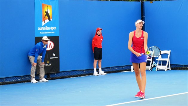 PPRAVA NA SERVIS. Karolna Plkov se chyst podvat v zpase s Danielou Hantuchovou v 2. kole Australian Open.