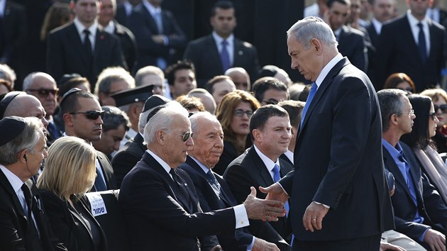 Izraelsk premir Benjamin Netanahu pichz na smuten obad za zesnulho expremira arona (13. ledna 2014).
