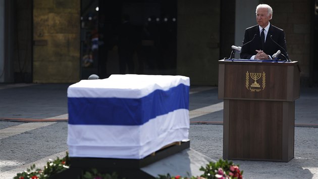 Americk viceprezident Joe Biden vzpomnl na smutenm obadu na zesnulho izraelskho expremira arona (13. ledna 2014).