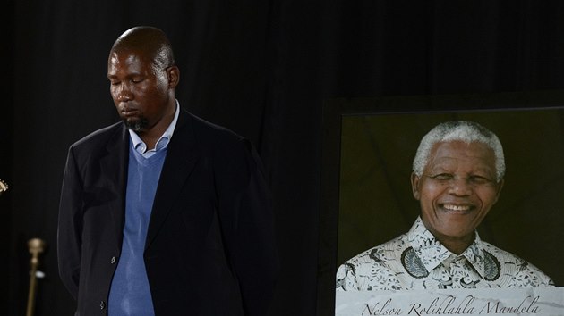 Mandla Mandela na pohbu svho dda Nelsona Mandely (14. prosince 2013)