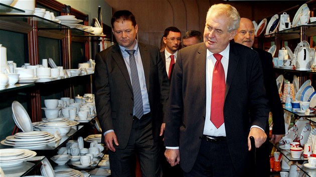 Prezident Milo Zeman pi nvtv porcelnky Thun v Nov Roli na Karlovarsku. (13. ledna 2014)
