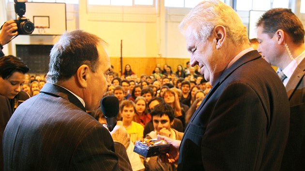 Prezident Milo Zeman se setkal se studenty gymnzia v Ostrov na Karlovarsku. (14. ledna 2014)