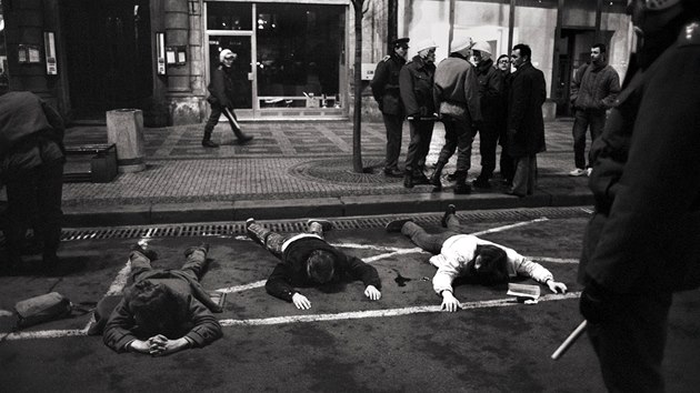 Zadren astnci demonstrace le u chodnku na Vclavskm nmst v Praze. (19. ledna 1989)
