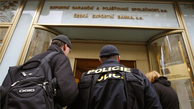 Protikorupn policie od rna zasahuje v esk exportn bance a Exportn garann a pojiovac spolenosti v prask Vodikov ulici. (15. ledna 2014)