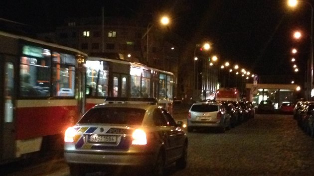 ena utrpla vn zrann pot, co ji v Praze na Palmovce vlela tramvaj (10. ledna 2014).