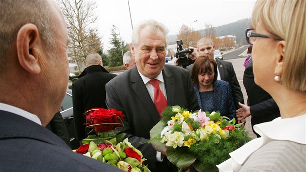 Karlovarsk kraj navtvil prezident Milo Zeman. Ped krajskm adem prezidenta pivtal hejtman Josef Novotn s manelkou.
