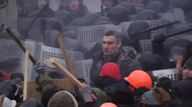 Vitalij Kliko pi stetech mezi demonstranty a polici. (19. ledna 2014)