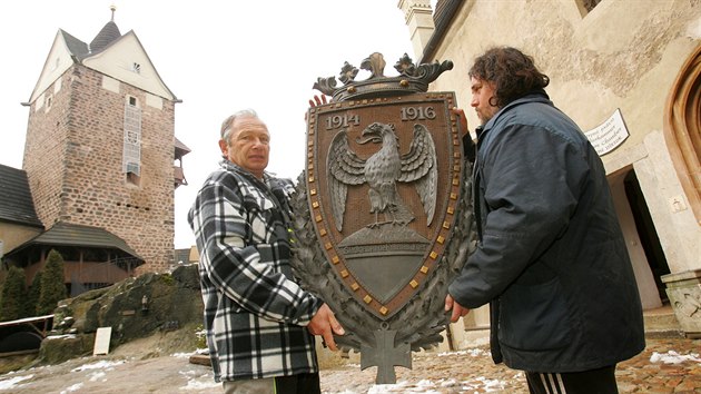 Zamstnanci sprvy hradu Pavel Wystrach (vlevo) a Roman Kvak nesou dobov tt z potku 20. stolet se znakem msta Sokolov, kter se na hrad vrtil ze sokolovskho muzea.