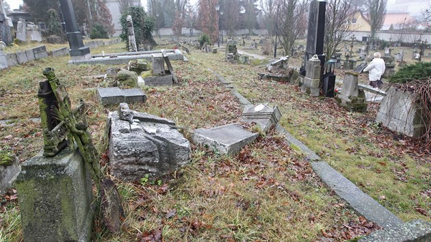 Hbitov je pitom cenn takzvanm funerlnm umnm. Stoj tam pes dvacet hodnotnch nhrobk. Jeho oprava je meziskm evergreenem, u dlouh roky se o n ve mst diskutuje. Jist je jedno. Levn nebude.