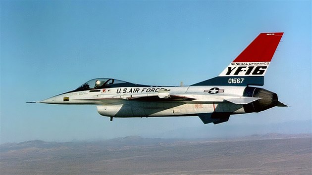 Vysokorychlostn pojdc zkouky prototypu jednomotorovho bojovho stroje YF-16 probhaly 20. 1. 1974. Ten se pi vysok rychlosti na drze rozkmital, pitom dolo ke kontaktm st draku s povrchem drhy, a kdy hrozilo, e skon v psku mimo drhu, rozhodl se pilot okamit vzltnout. Po okruhu nevzruen pistl, lehce pokozen letadlo bylo opraveno a 2. nora tak mohl probhnout u oficiln plnovan prvn vzlet.