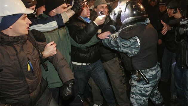 Nsilnosti ped budovou kyjevskho soudu si v noci na sobotu vydaly nejmn deset zrannch. (11. ledna 2014)