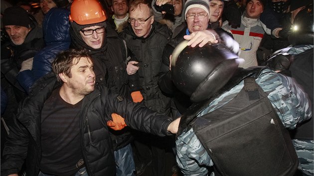 Nsilnosti ped budovou kyjevskho soudu si v noci na sobotu vydaly nejmn deset zrannch. (11. ledna 2014)