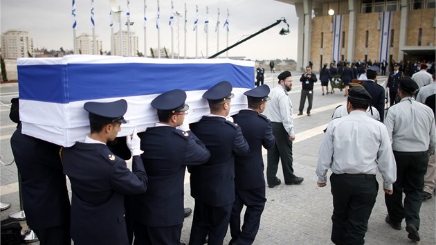 Rozlouen s Arielem aronem, bvalm premirem Izraele, ped budovou jeruzalmskho parlamentu. (12. ledna 2014)