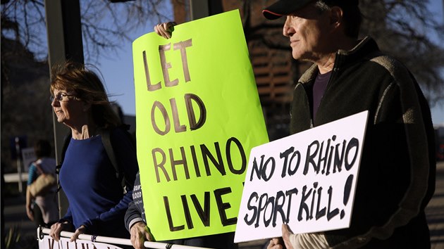Milovnci zvat proti aukci prva na lov nosoroce protestovali (12. ledna 2014).