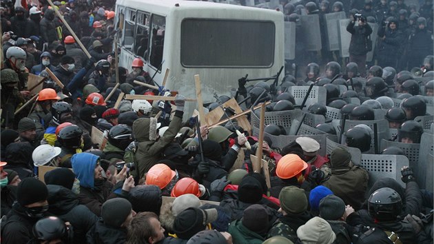 V centru Kyjeva se selo asi 100 tisc lid, aby vyjdili nesouhlas s nov pijatmi zkony. Ty mimo jin znemouj konn veejnch demonstrac (19. ledna 2014)