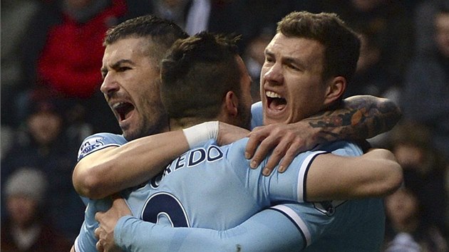 JE TAM GÓL. Edin Deko a jeho spoluhrái z Manchesteru City oslavují. 