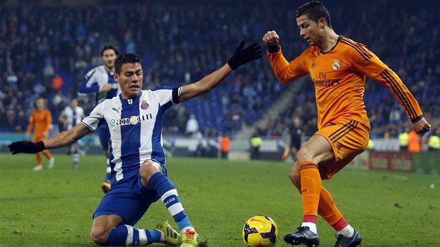 Cristiano Ronaldo z Realu Madrid vede m, brn ho Hector Moreno z Espaolu Barcelona. 