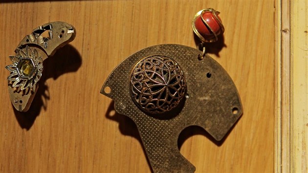 Vstava perk, vyrobench ze starch hodinek, plzesk perkaky Jany Nyergesov v ateliru Bery Designer.