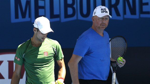 Srbsk tenista Novak Djokovi (vlevo) se svm kouem Borisem Beckerem trnovali v Melbournem.
