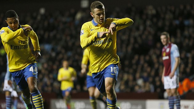 Jack Wilshere (uprosted) z Arsenalu se raduje z glu v zpase s Aston Villou.