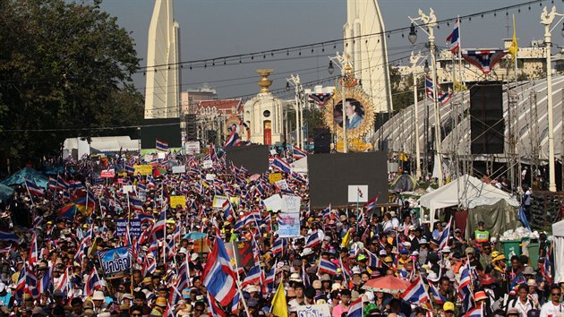 Clem demonstrant bylo v pondl zablokovat pstupov cesty do centra Bangkoku.