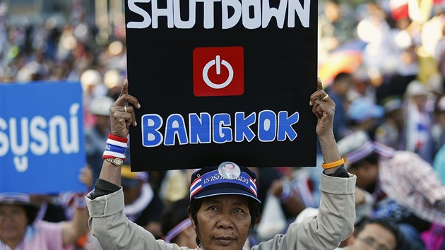 Na pondl demonstranti naplnovali takov protesty, aby centrum Bangkoku zstalo pro vekerou dopravu uzaven.