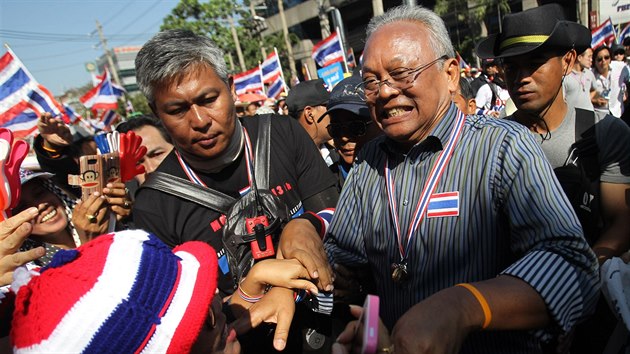 Bval vicepremir Suthep Thaugsuban (v proukovan koili) se zdrav s astnky protestu.