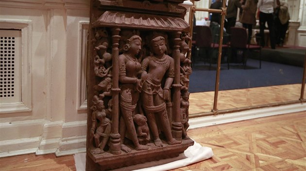 Socha vc tm 160 kilogram pochz z 11. a 12. stolet a zobrazuje hinduistickho boha Vinua a bohyni Lakm.