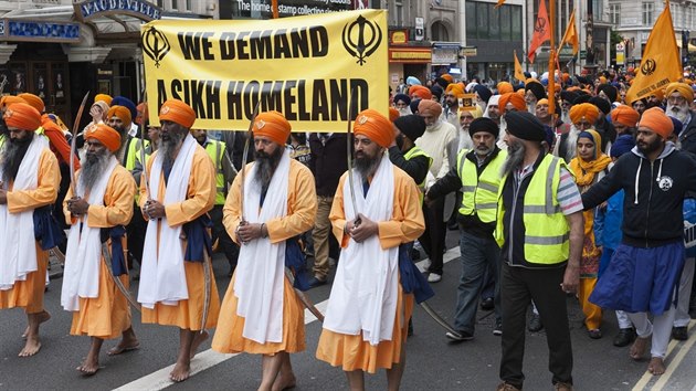 Nkolik tisc Sikh pochodovalo 9. ervna 2013 ulicemi Londna k pipomenut 29. vro masakru ve Zlatm chrmu v indickm Amritsaru.