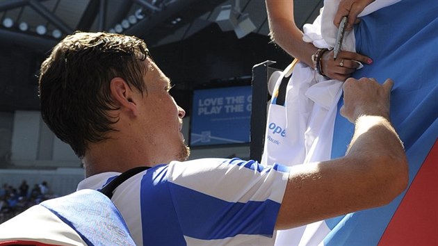 ESK RADOST. Tom Berdych se podepisuje fanynkm po postupu do druhho kola na Australian Open.