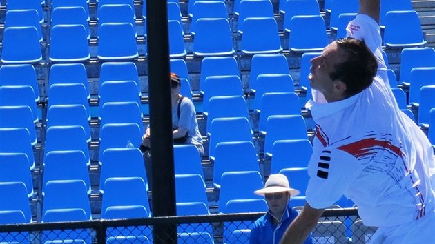 Radek tpnek servruje v prvnm kole na Australian Open.