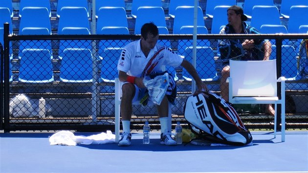 Radek tpnek se na Australian Open schovv ped sluncem.