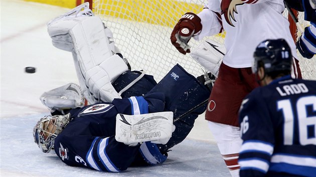 Ondej Pavelec z Winnipegu práv inkasuje v duelu s Phoenixem.