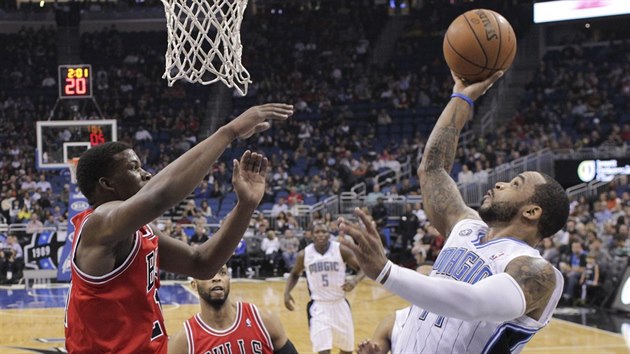 Jimmy Butler (vlevo) z Chicaga se v utkn s Orlandem pokou zablokovat pokus Jameera Nelsona.