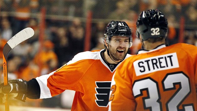 Andrej Meszro (vlevo) a Mark Streit slav gl Philadelphie.