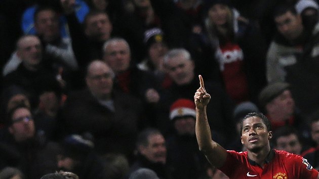 PODKOVN NEBESM. Antonio Valencia z Manchesteru United slav trefu do st Swansea.