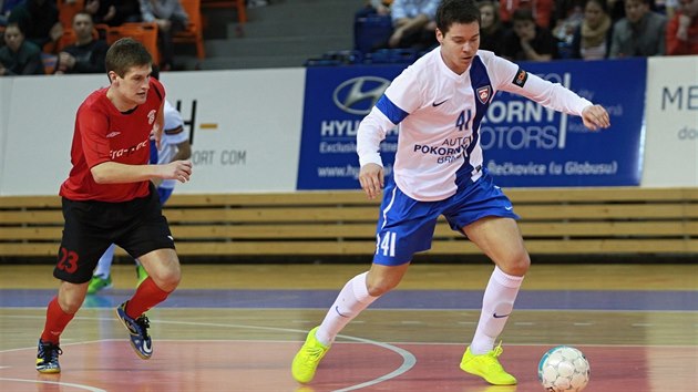 FUTSALOV ZABIJK. Mlokdo m takov glov apetit jako Michal Seidler (vpravo). "Taky bych rd vdl, m to je," k.