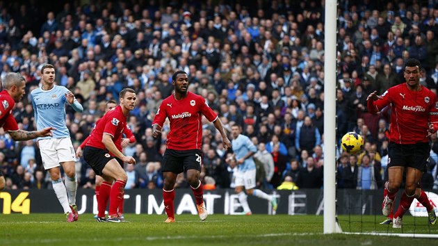 A JE TAM. tonk Manchesteru City Edin Deko (druh zleva) se takhle prosadil v zpase s Cardiffem.