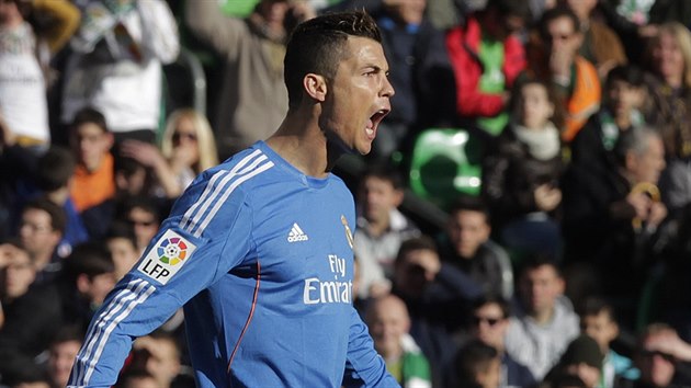 NO JO, ZASE J. Cristiano Ronaldo z Realu Madrid slav trefu do st Betisu Sevilla.