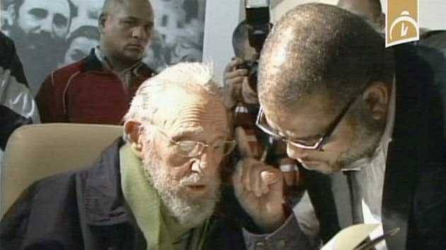 Kubnsk exprezident Fidel Castro se po devti mscch objevil na veejnosti. Lid mu pr aplaudovali. 