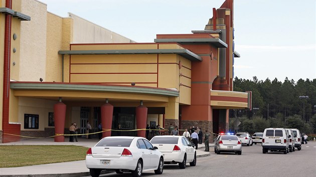 Kino v Tamp na Florid, kde bval policista zastelil divka v ad ped sebou. Nelbilo se mu, e nevypnul mobiln telefon. 