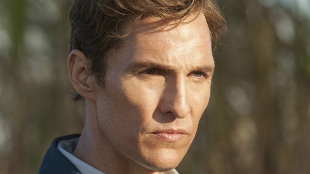 Matthew McConaughey hraje v serilu Temn ppad jednoho ze dvou bvalch park, kte se vracej k nevyeenmu ppadu brutln vrady prostitutky.