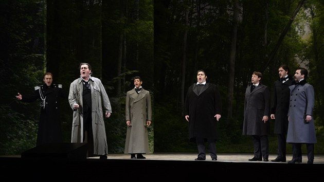 John Treleaven (druh zleva) v roli Tannhusera ve Sttn opee v Praze pi generlce opery Richarda Wagnera Tannhuser (8. ledna 2014).