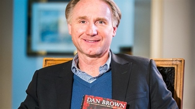 Spisovatel Dan Brown s eskou verz jeho zatm posledn knihy Inferno.