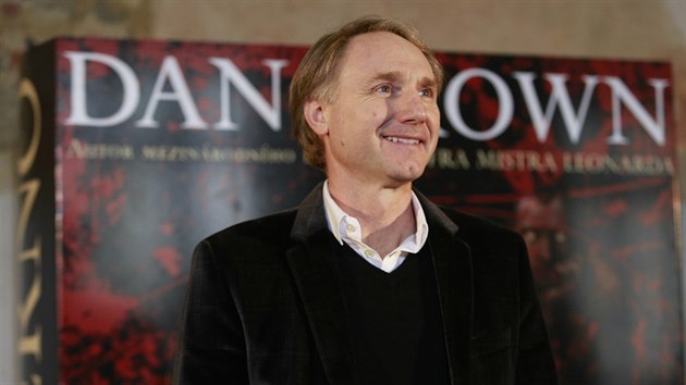 Dan Brown na tiskov konferenci na prask Novomstsk radnici (15. ledna 2014)