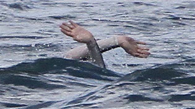 Anne Hathawayov se na Havaji mlem utopila (8. ledna 2014).