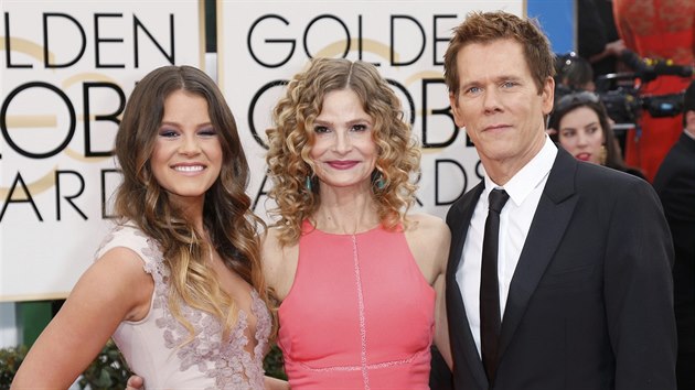Miss Golden Globe 2014 Sosie Baconov, jej matka Kyra Sedgwickov a otec Kevin Bacon (12. ledna 2014)