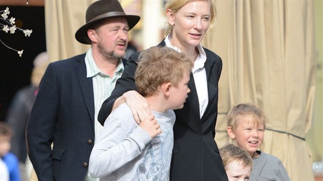 Cate Blanchettov s manelem a syny (26. prosince 2012)